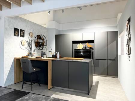 Offene Küche mit Schwarz-Weiß-Kontrast, Holzakzenten und dekorativen Wandelementen.